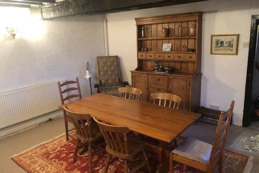 Historic 17Th Century Farmhouse In Wales Gwernymynydd Exterior photo