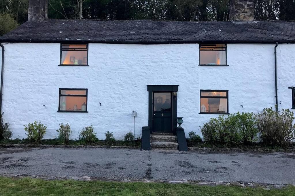 Historic 17Th Century Farmhouse In Wales Gwernymynydd Exterior photo