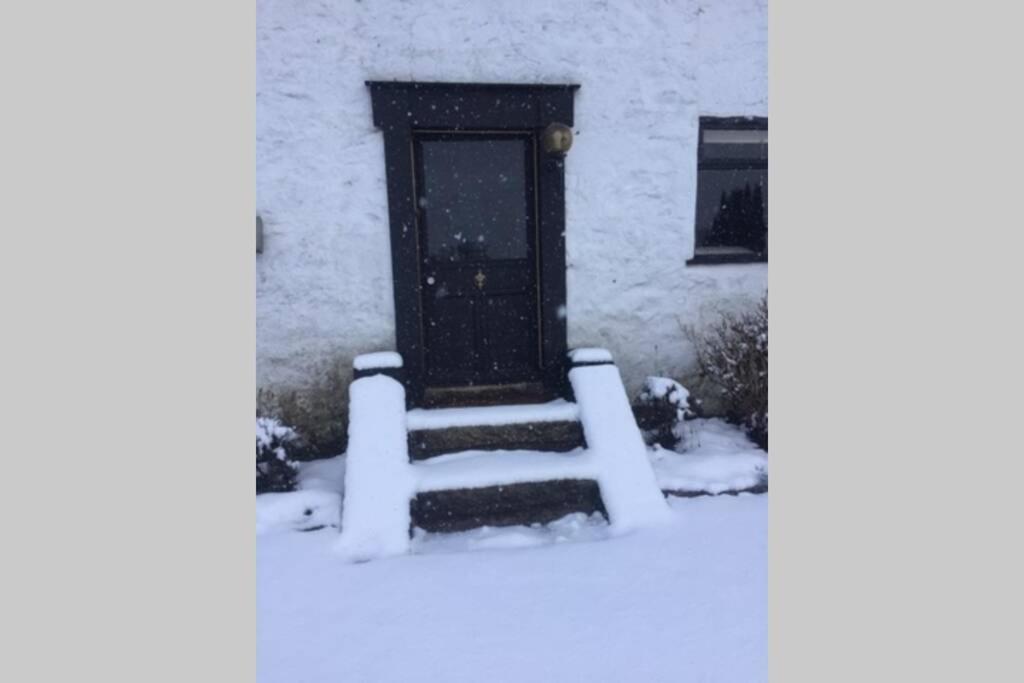 Historic 17Th Century Farmhouse In Wales Gwernymynydd Exterior photo