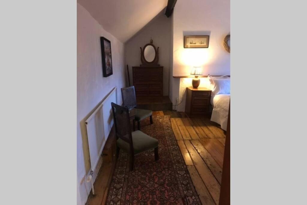 Historic 17Th Century Farmhouse In Wales Gwernymynydd Exterior photo