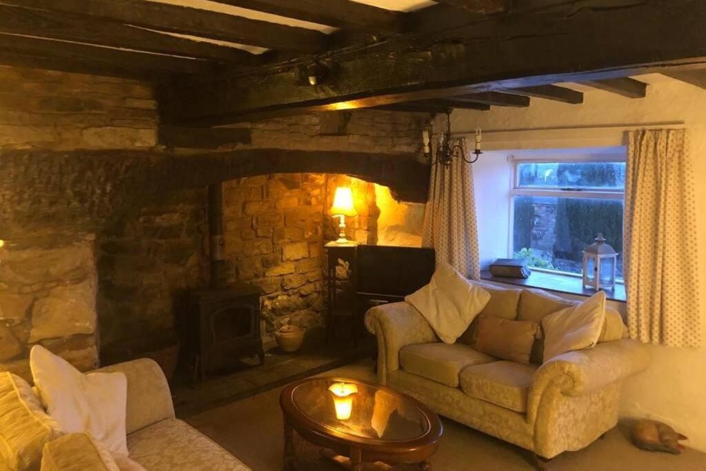 Historic 17Th Century Farmhouse In Wales Gwernymynydd Exterior photo